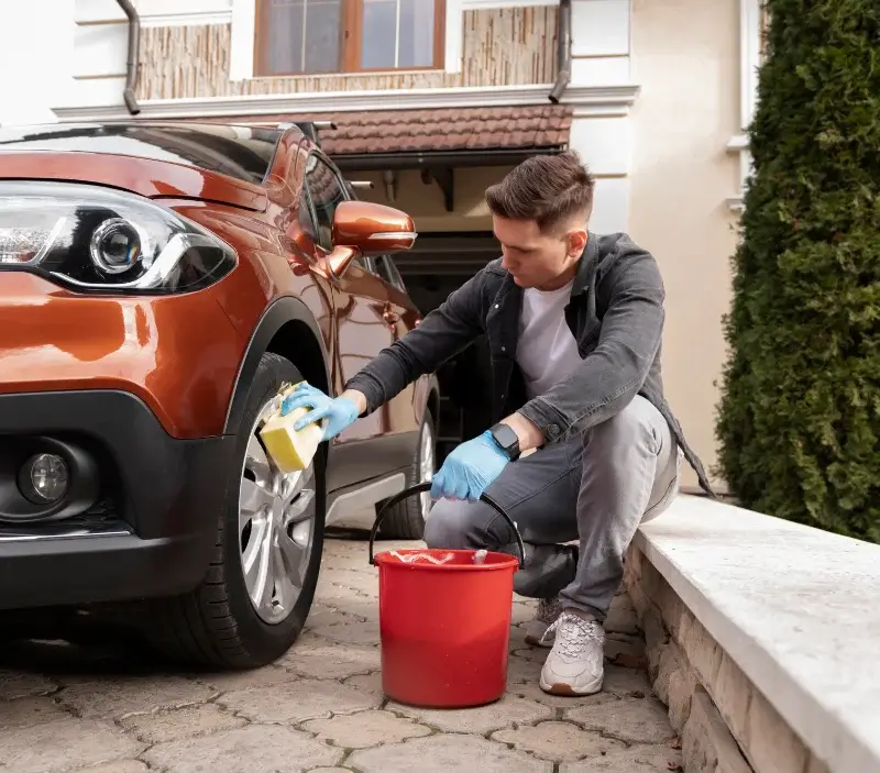 Lavage auto à domicile Oizé : professionnel intervenant sur un véhicule
